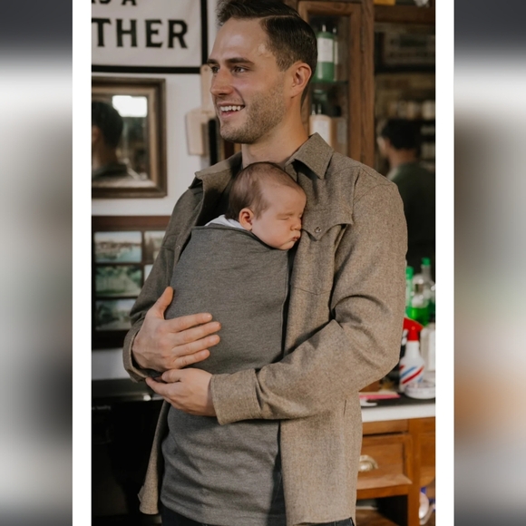 Lalabu V-neck Dad Babywearing Shirt - Picture 1 of 6